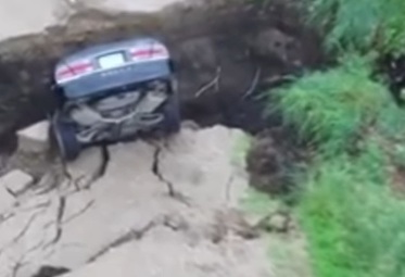 Момче пропадна с колата си в огромна дупка на път в САЩ (ВИДЕО)
