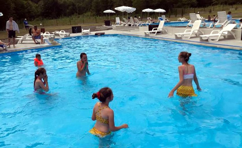 До 200 души привличат басейните на Върбица в жегите