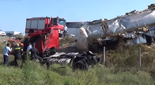 Цистерна с български номера се обърна в Гърция, шофьорът загина (ВИДЕО)