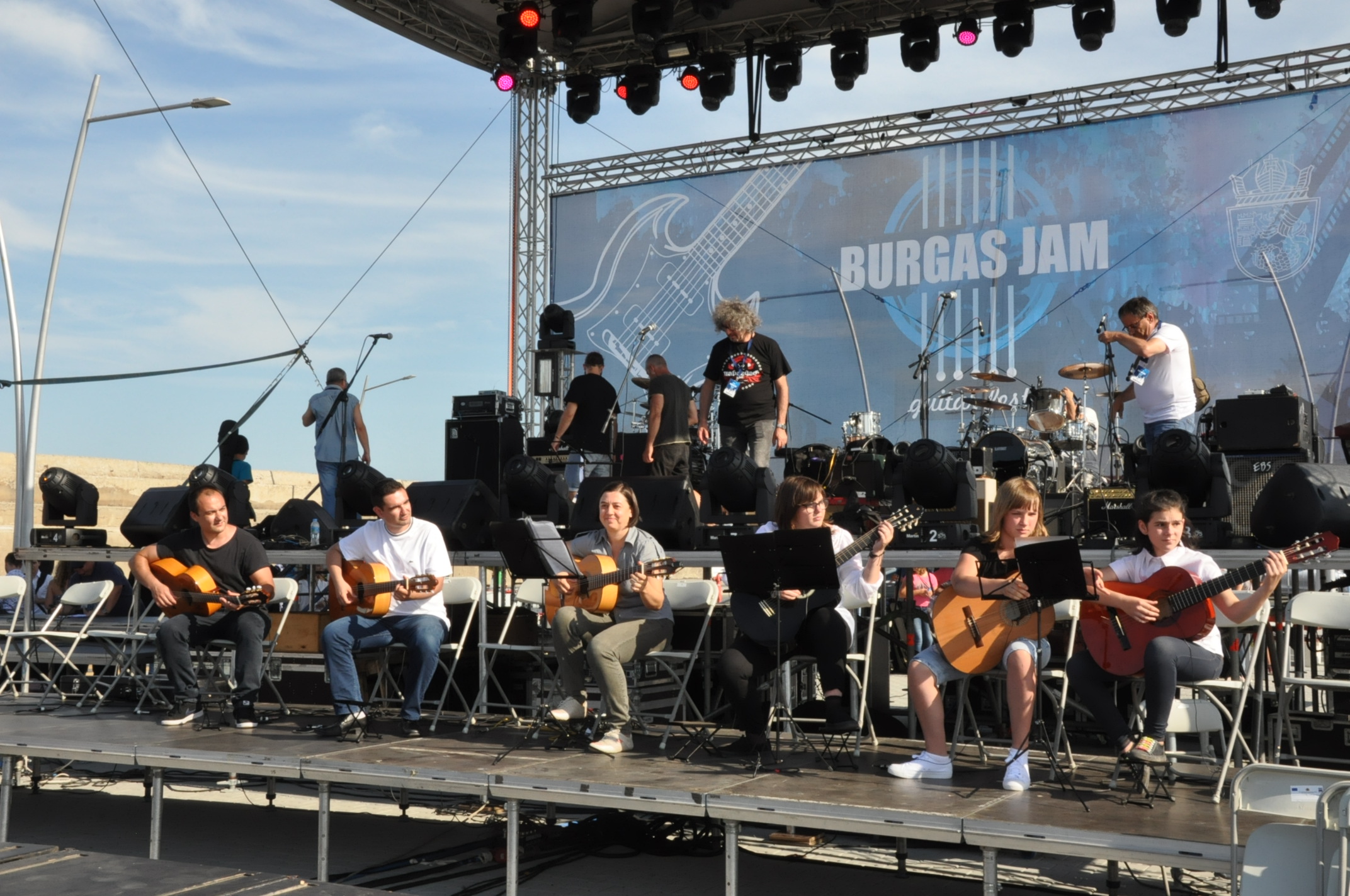 100 китаристи и публика свириха "Хей, Джо"