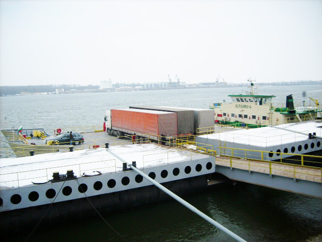 Тирове блокирани на ферибота Свищов-Зимнич заради неуредици с електронните винетки