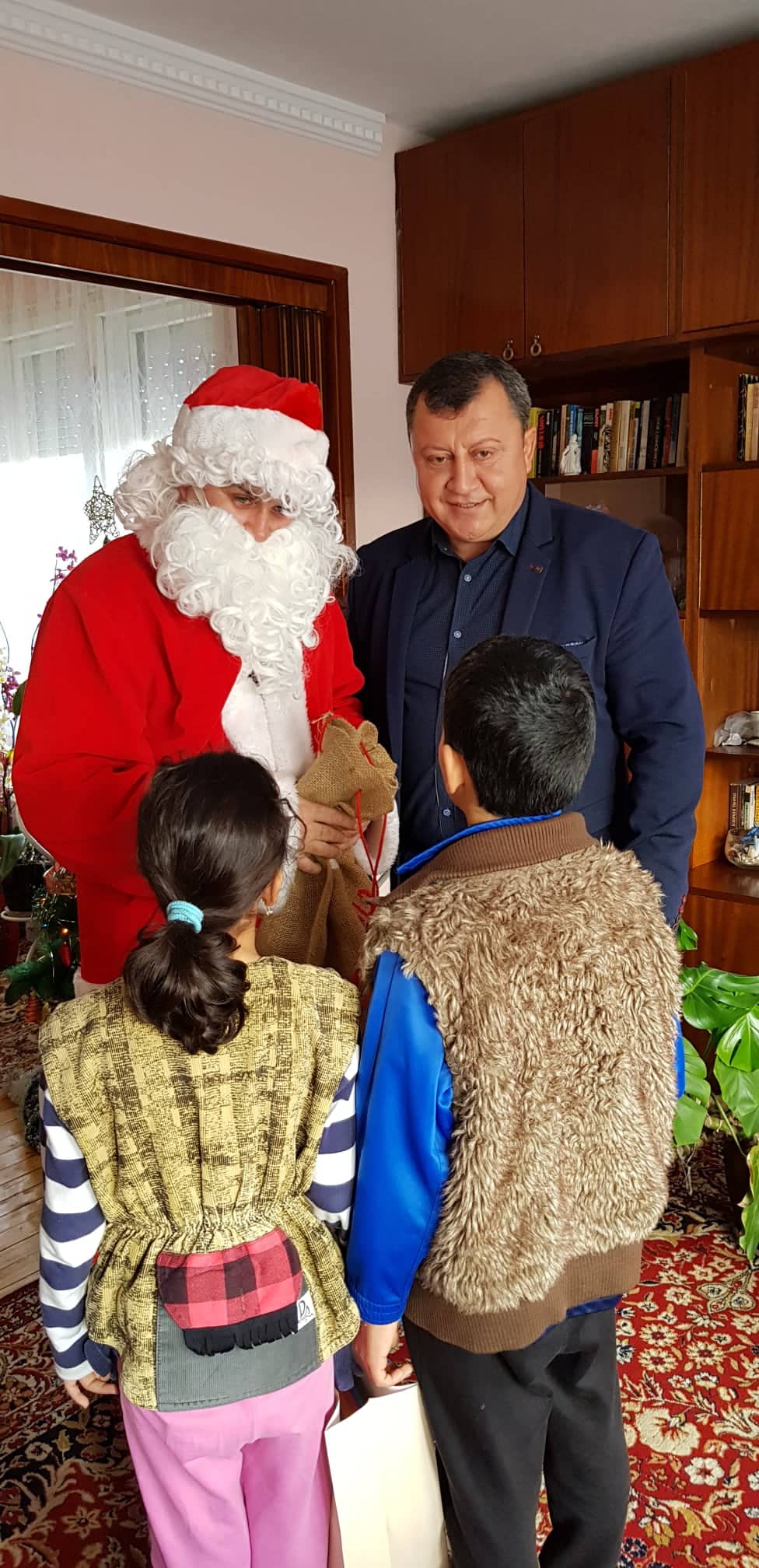 Кметът на Павликени зарадва с подаръци децата от приемната грижа