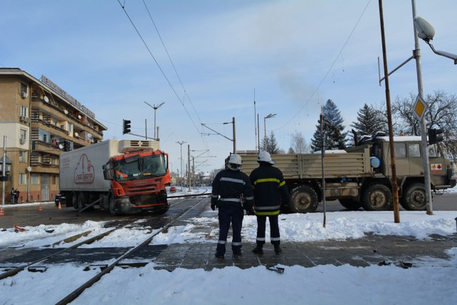 ТИР се блъсна във влак на жп прелез в Монтана