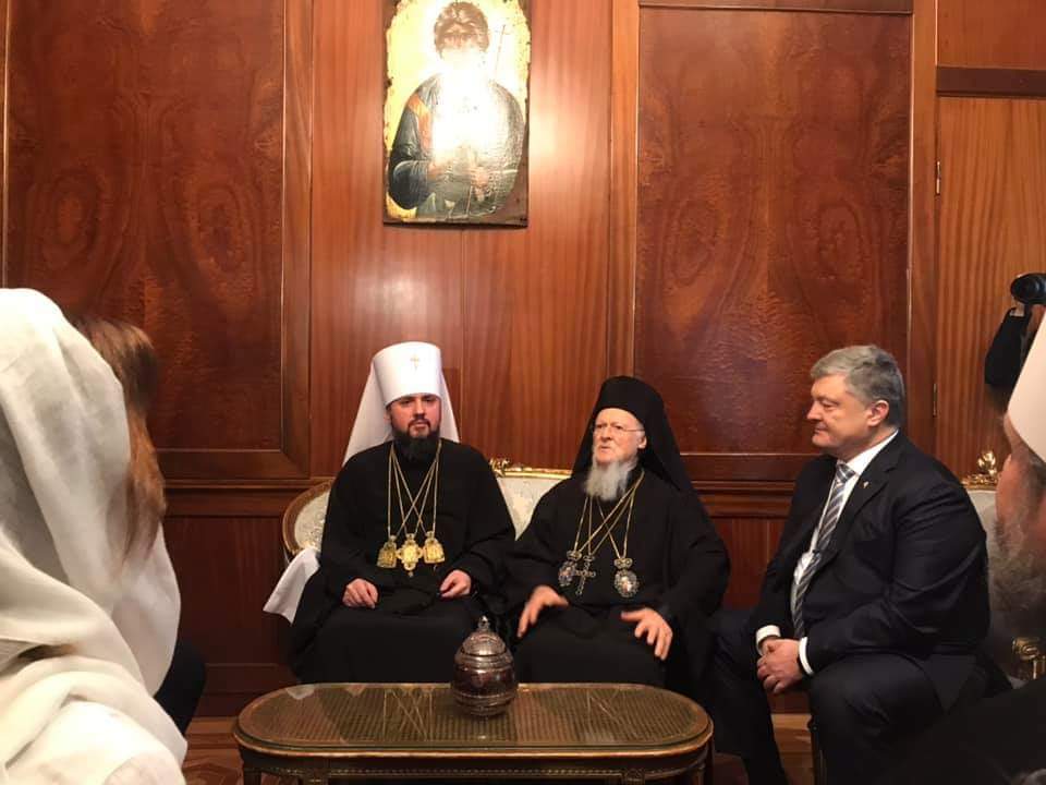 Патриарх Вартоломей подписва за автокефалията на украинската църква