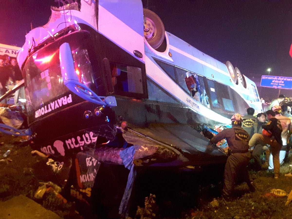 Шест души загинаха, а 50 бяха ранени при катастрофа с туристически автобус в Тайланд