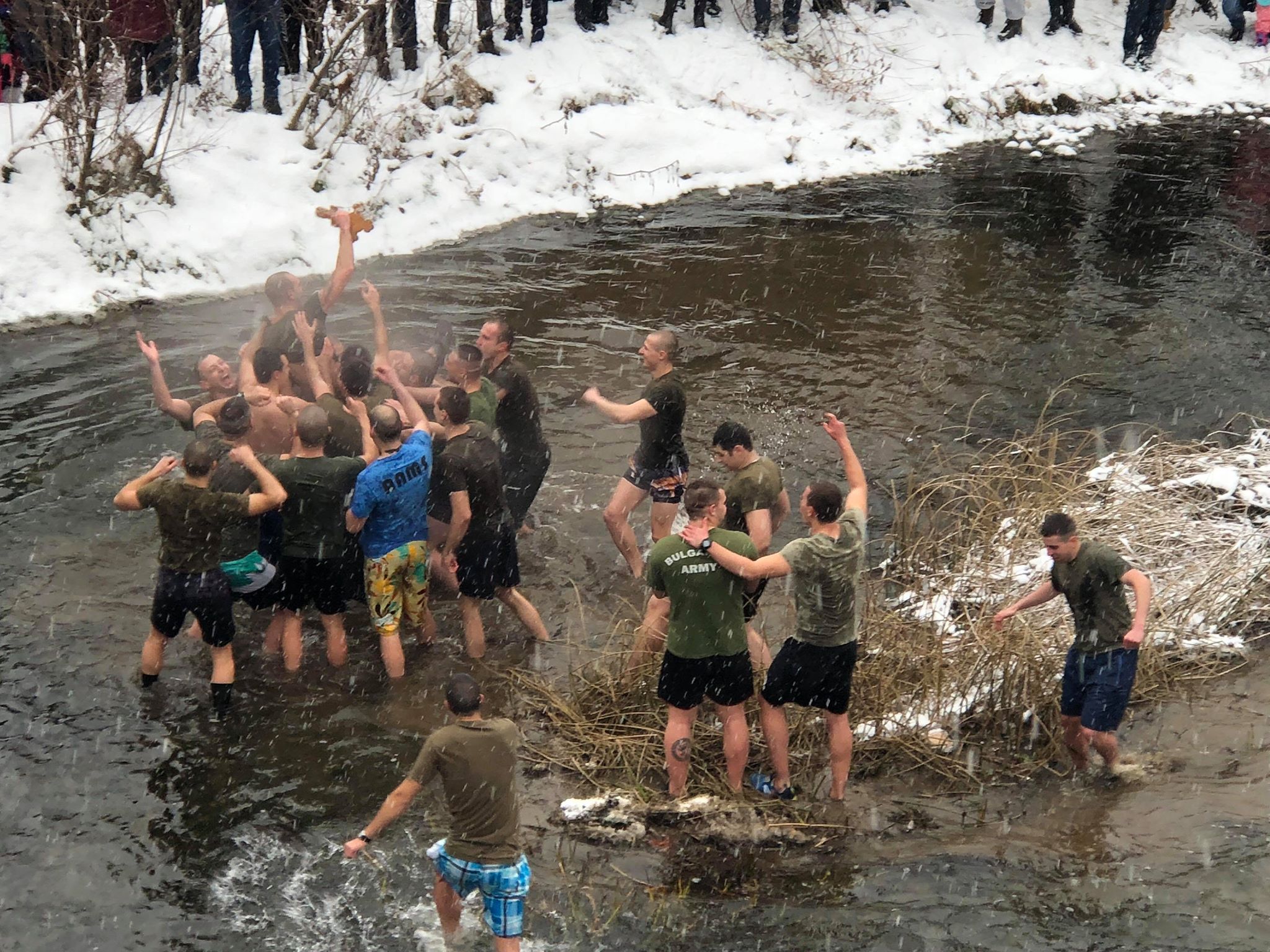 Курсант разузнавач извади кръста от Янтра в Търново