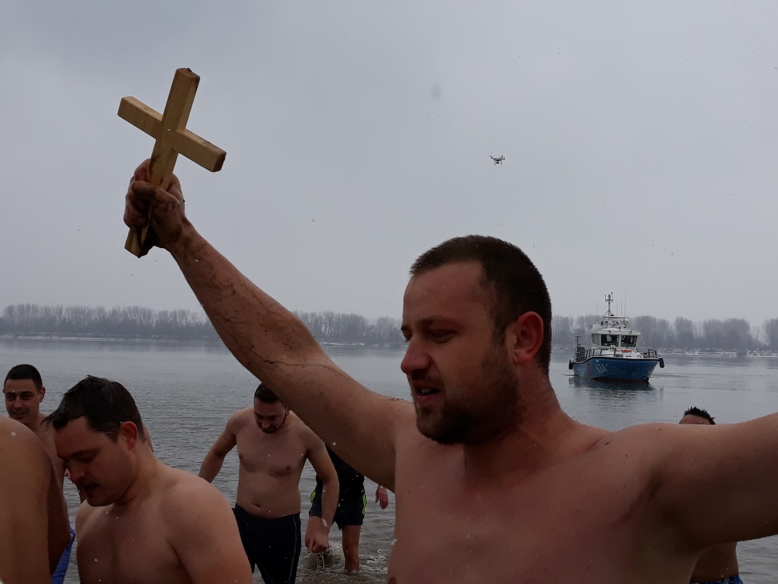 32-годишен смелчага извади богоявленския кръст от река Дунав в Свищов
