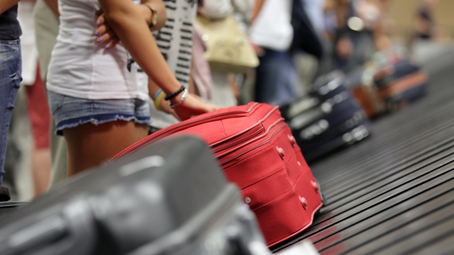 В Германия разпродават на търг изоставени по летищата куфари