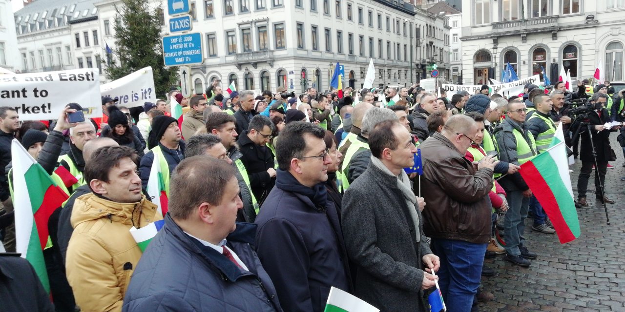 Българските превозвачи протестират пред Европейския парламент в Брюксел (СНИМКИ)