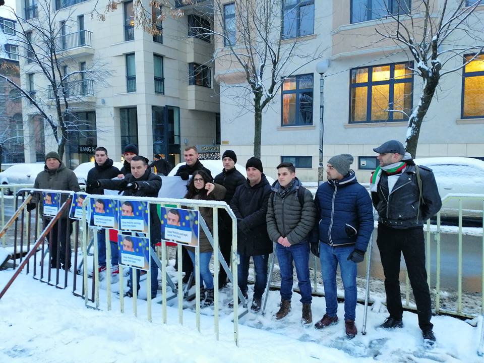 Младежите на ВМРО проведоха протестна акция пред френското посолство