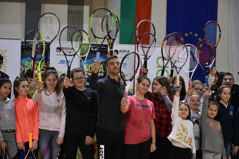 Димитър Кузманов пристигна в Благоевград преди участието си в Sofia Open, зам.-кметът Христина Шопова го приветства