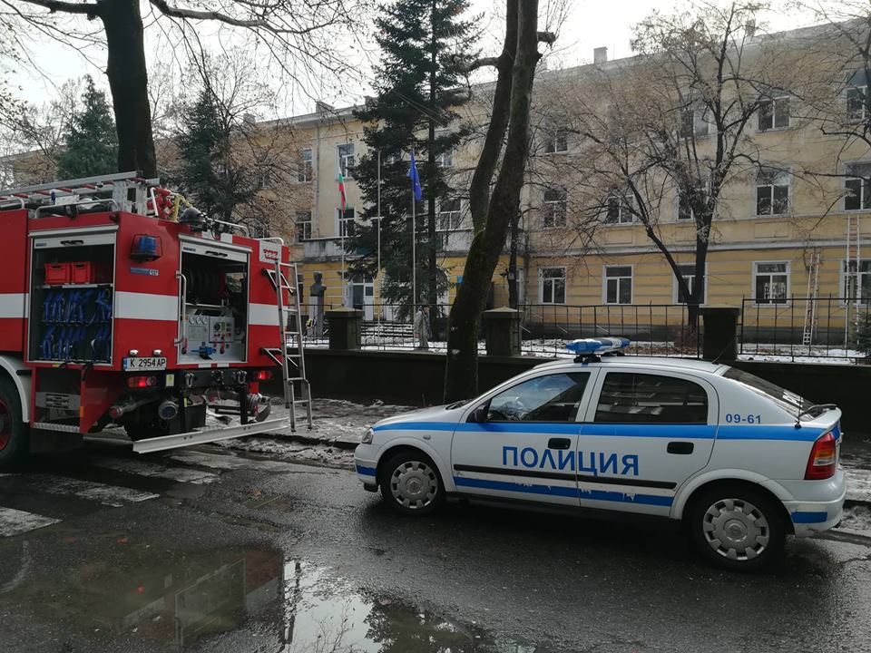 Горя училище в Кърджали, две деца и учителка са в болница
