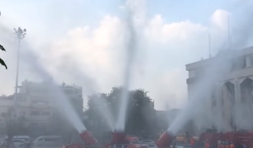 Водни оръдия и самолети се борят със замърсяването на въздуха в Банкок
