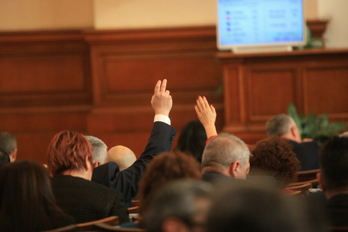 БСП покани премиера, а ГЕРБ - президента на дебатите за изтребителите в парламента