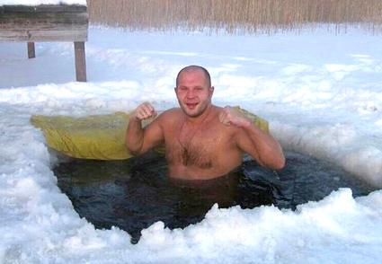 Легенда в ММА тренира в ледени води