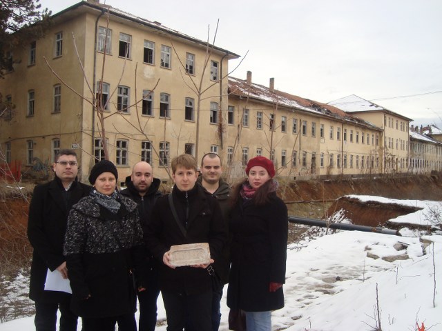 Младежите на БСП в Търново изпратиха 130-годишна тухла на министър Красимир Каракачанов