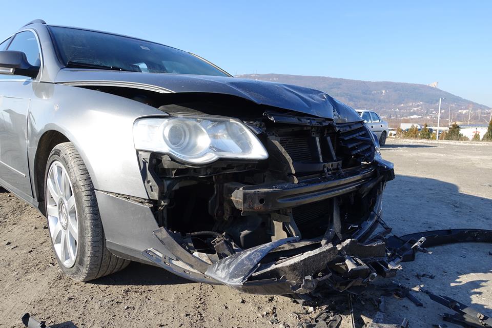 Две деца потрошиха 16 коли в автокъща