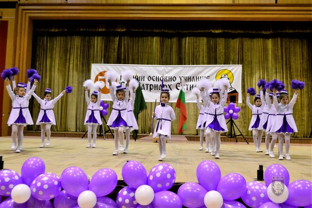 Над 1500 бивши и настоящи възпитаници честваха 50-годишен юбилей на Основно училище „Св. Патриарх Евтимий“ в Търново