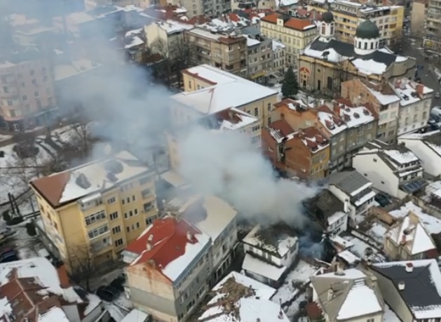 Пожар обхвана три къщи в центъра на Габрово