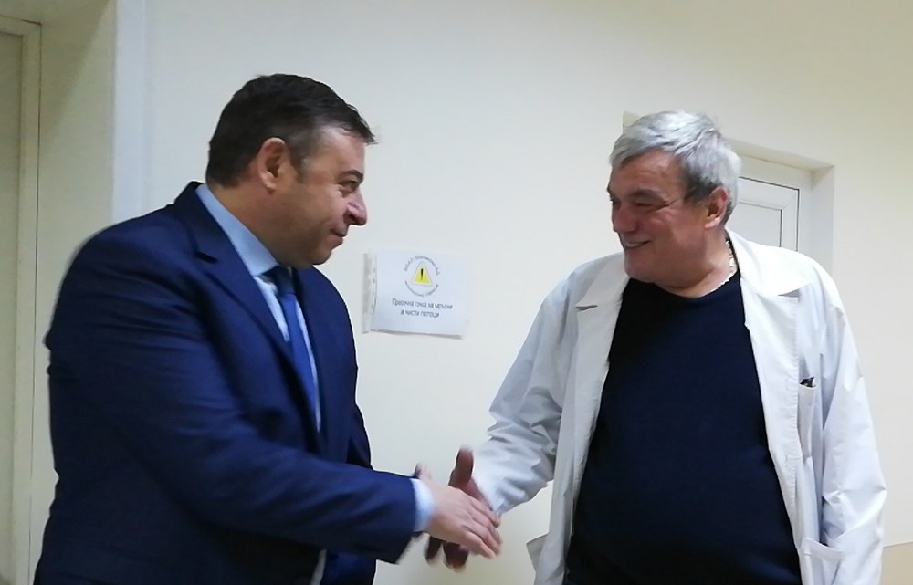 Кметът на Благоевград д-р Атанас Камбитов подари пациентен монитор за нуждите на АГО