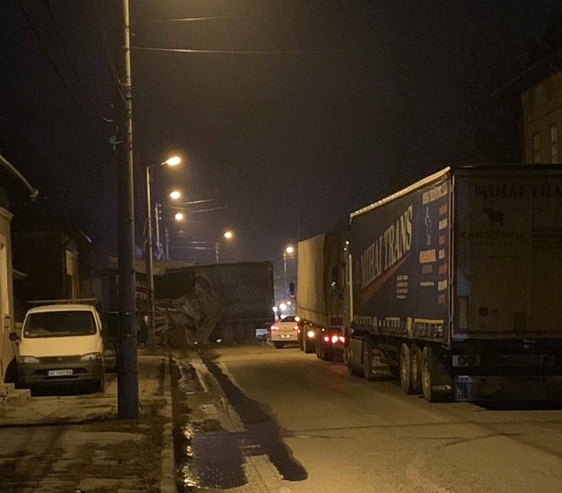 Турски ТИР се заби в къща в Самоводене