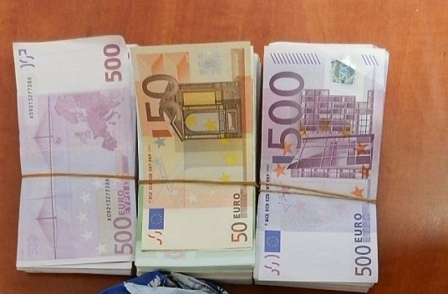 Митничари хванаха недекларирана валута за близо 60 000 лв. в ръчна чанта МП "Малко Търново"