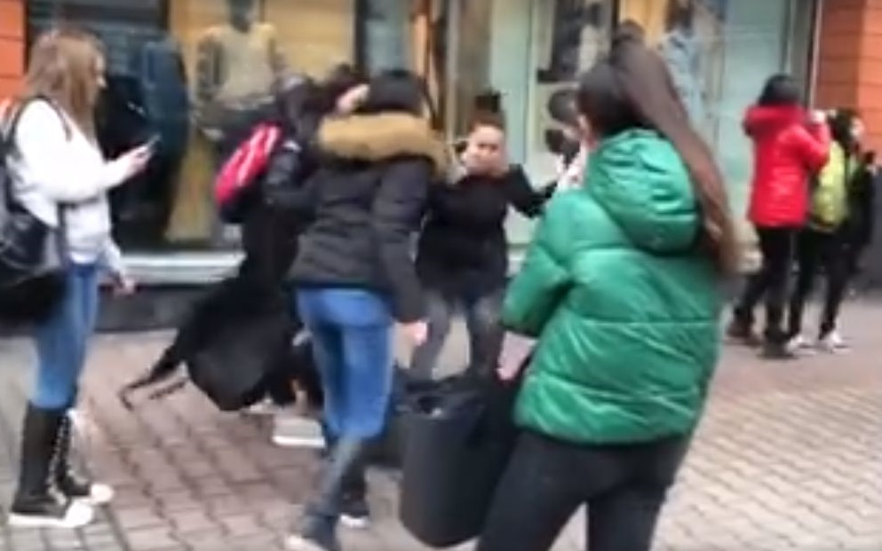 Девет момичета на възраст между 13 и 15 години участвали в мелето пред мола, МВР ги издири