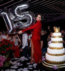 Галена отбеляза 15 години на сцена с шумно парти
