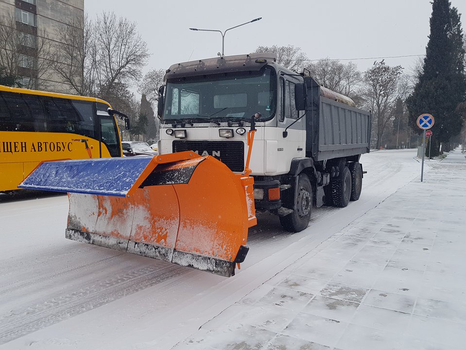 Ограничено е движението за всички МПС в проход "Пампорово" поради снегопочистване