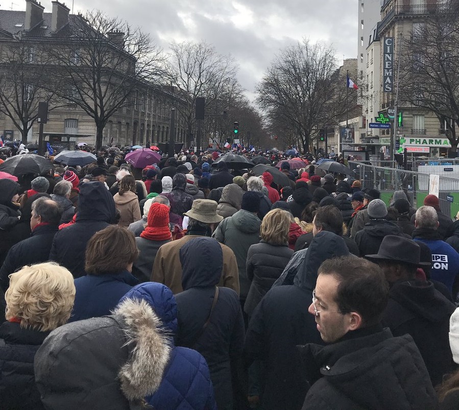 Контрапротест в париж - „червени шалчета“ срещу „жълтите жилетки“