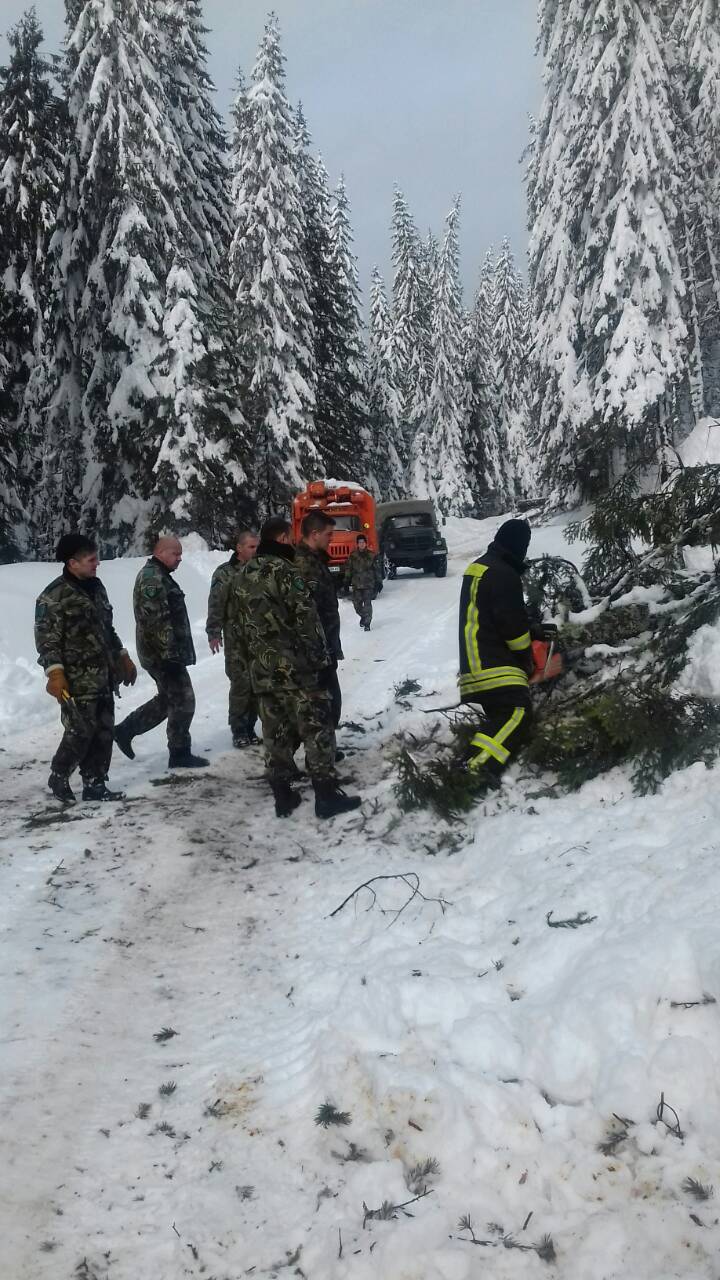 Армията се включи в разчистването на пътя през Превала (СНИМКИ)