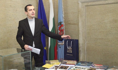 Столична община дари над 2500 книги на библиотеки и училища