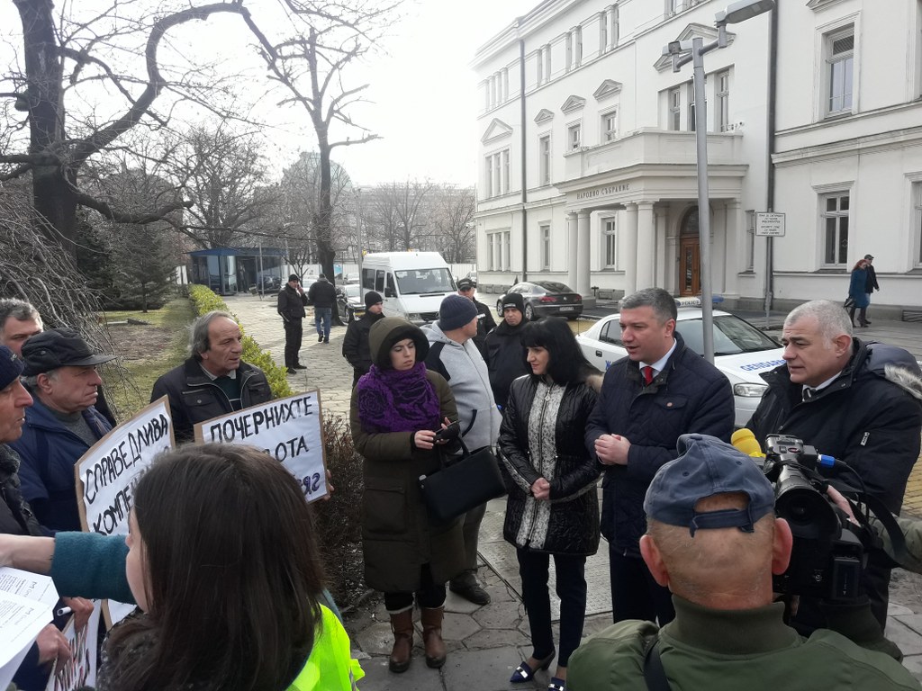 Депутати от БСП се срещнаха с протестиращи пред парламента от две радневски села