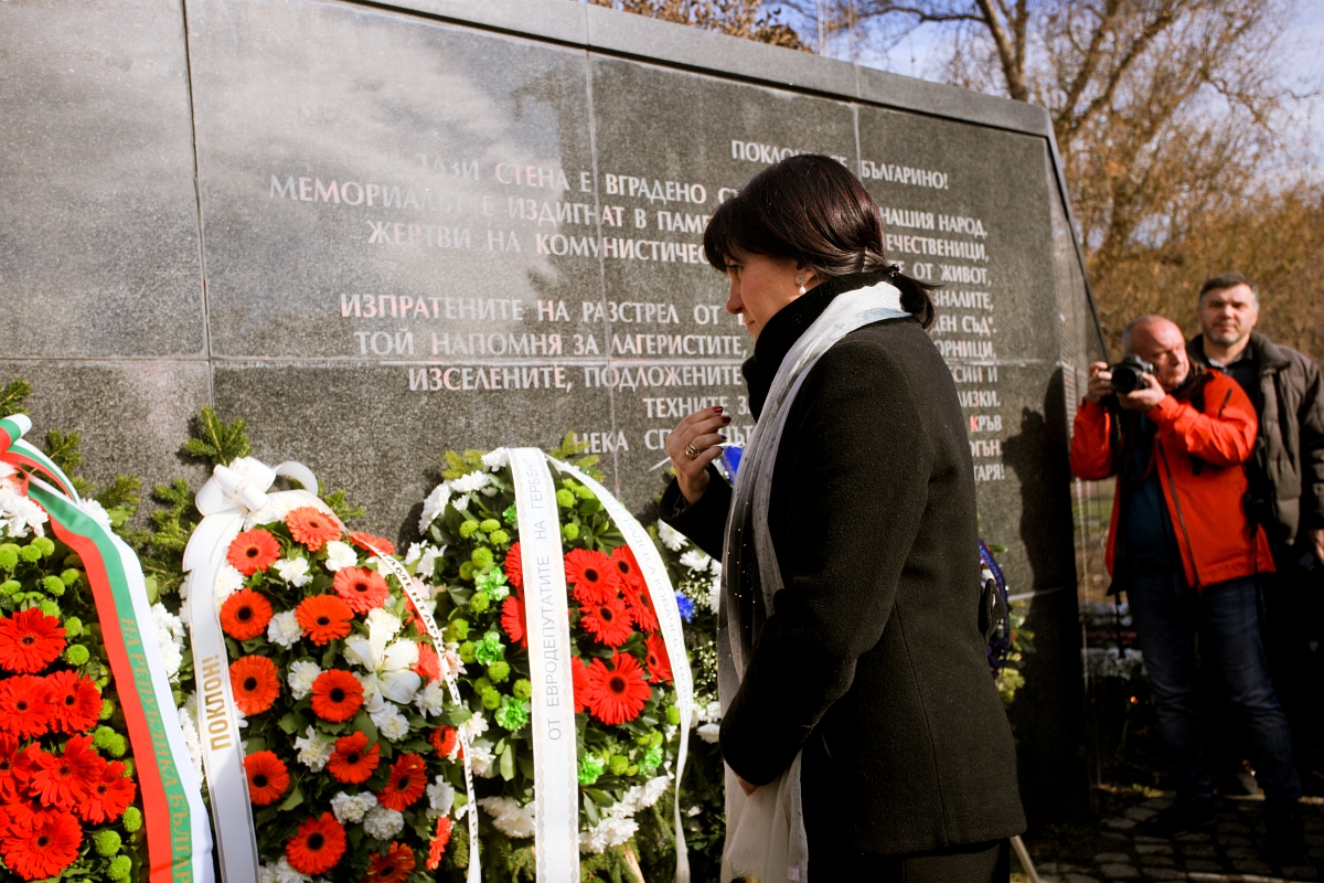 Вижте поклонението пред жертвите на комунизма пред обектива на "Труд" (СНИМКИ)
