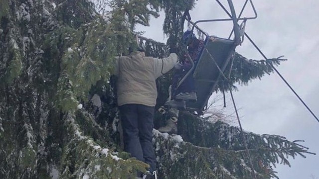 Три туристки пострадаха при падане на дърво върху лифт в Пампорово