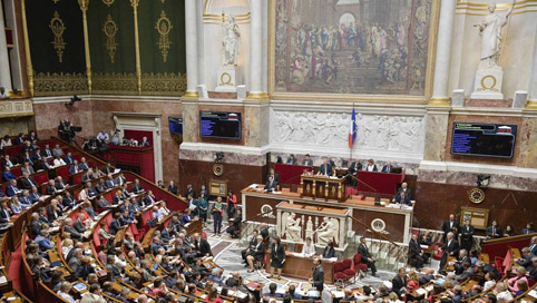 Франция ще бори протестите със закон