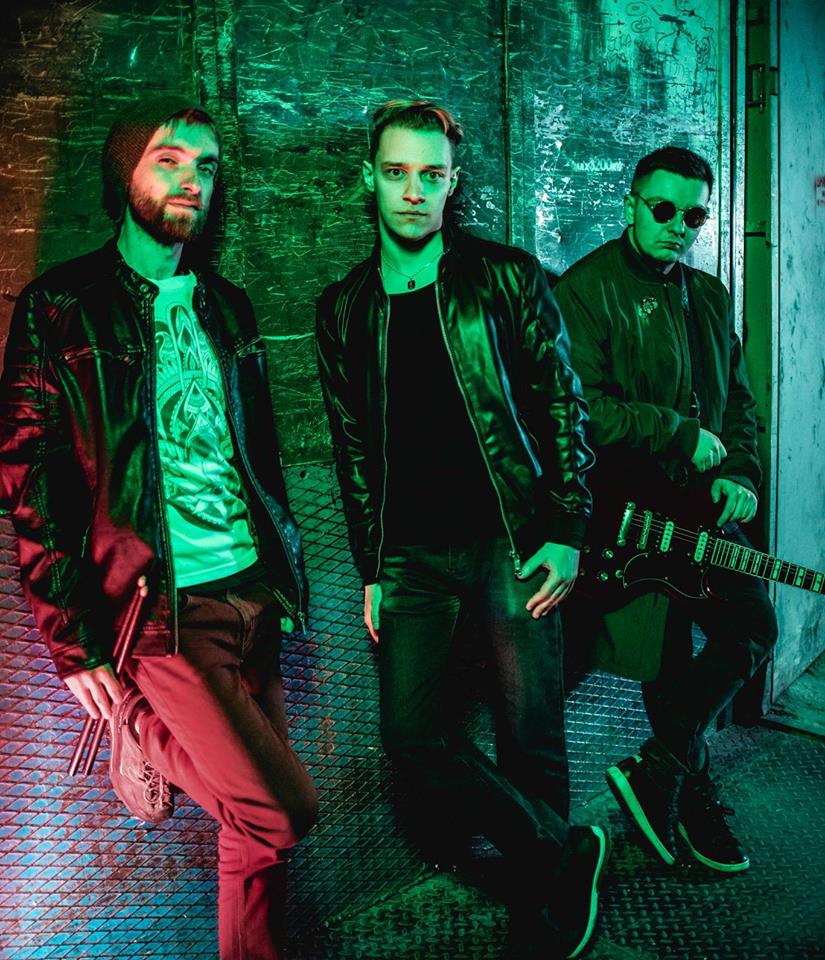 Клипът на Chained In Love окова меломаните за екраните