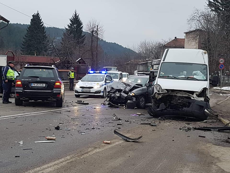 Три автомобила се удариха в "Княжево" и блокираха пътя за Перник