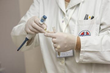 Оставят хирурга с „жълтите бланки” в ареста