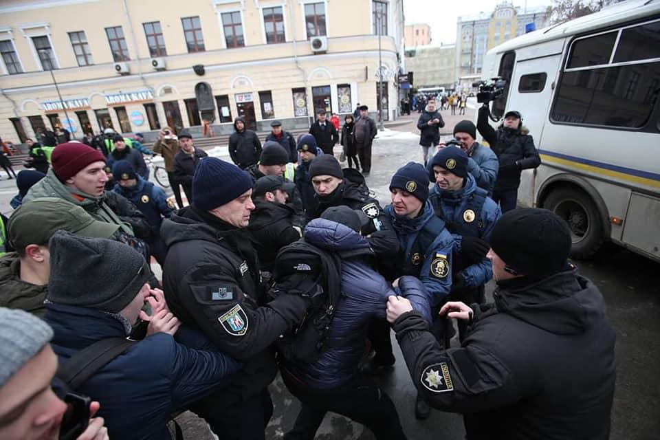 Десетки задържани при безредици в Киев