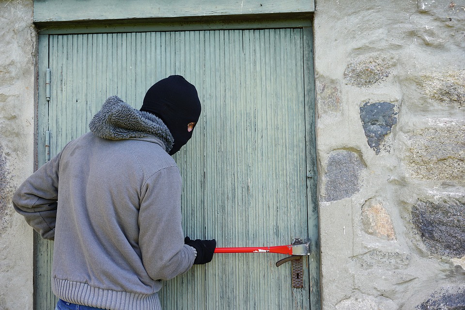 Двама мъже ограбиха 61-годишна жена, след като я вързаха с въже в село Еленов дол