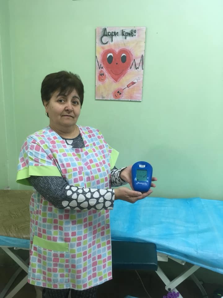 Гимназисти дариха хемоглобинометър на болницата в Търново