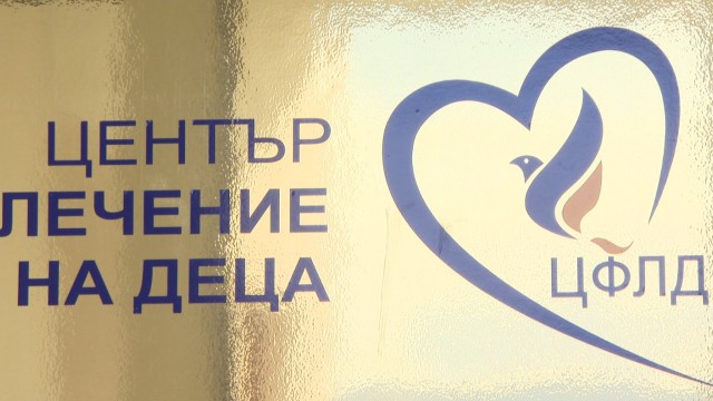 Баща на болно момиче осъди Фонда за лечение на деца