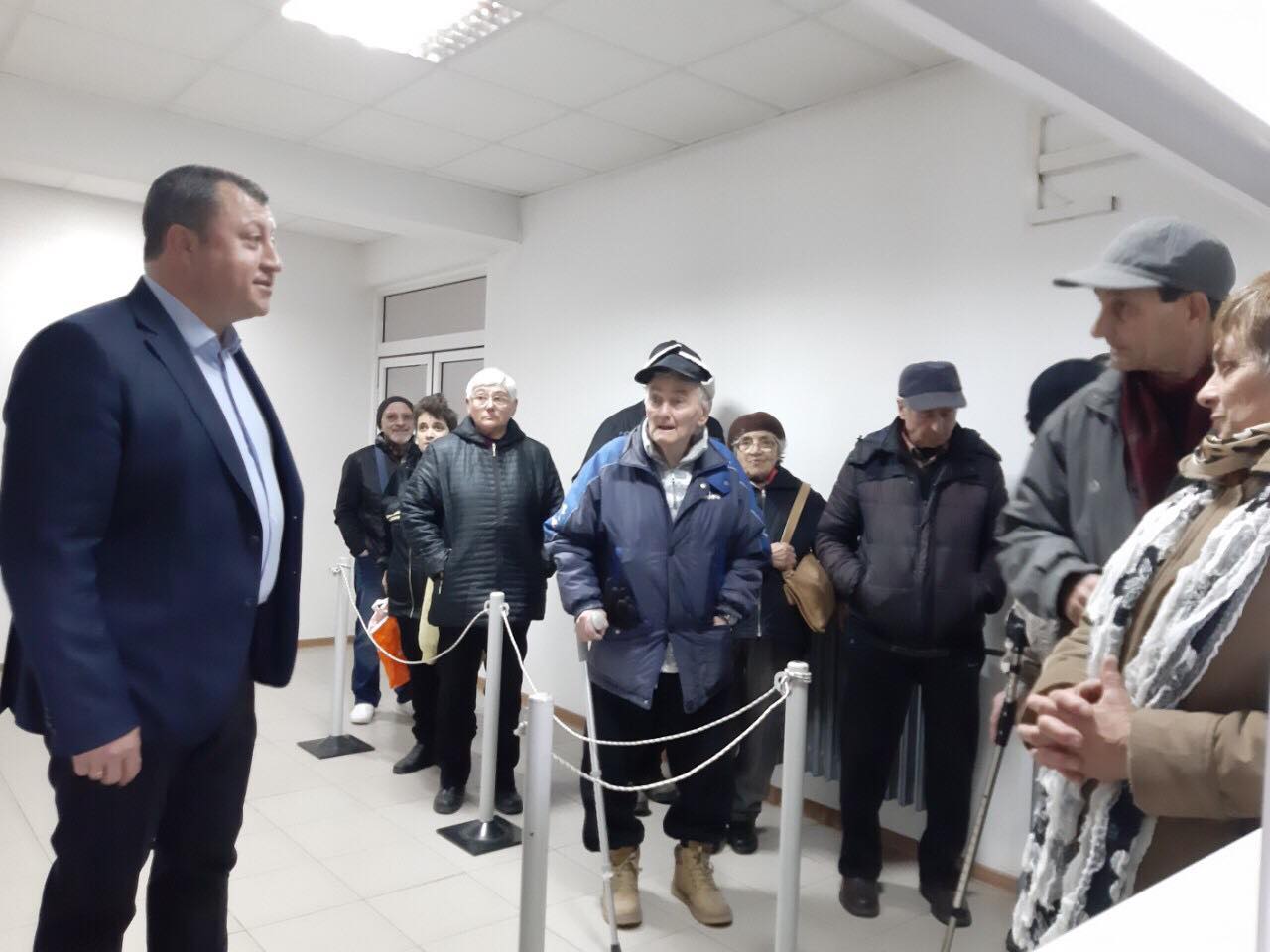 Кметът на Павликени посрещна първите данъкоплатци за годината