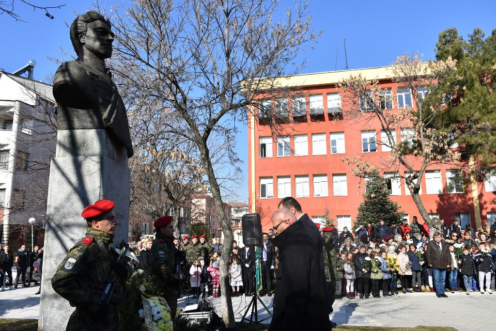 Кметът на Благоевград положи венец в знак на признателност пред бюст-паметника на Васил Левски