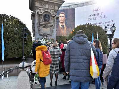 Йорданка Фандъкова поднесе цветя на паметника на Васил Левски