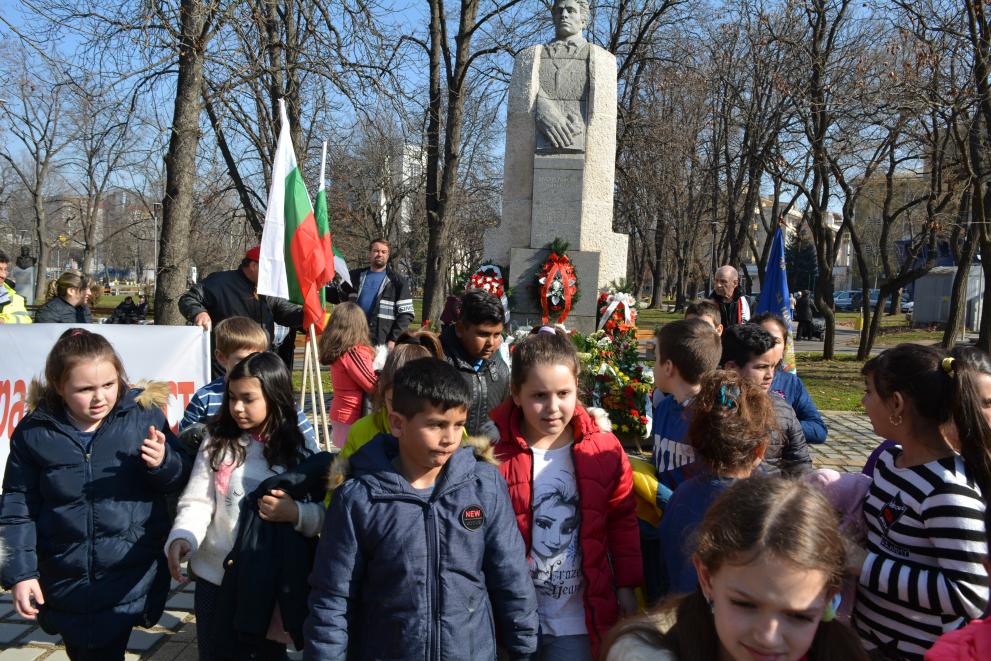 С цветя и песни Монтана се поклони пред Апостола на Свободата