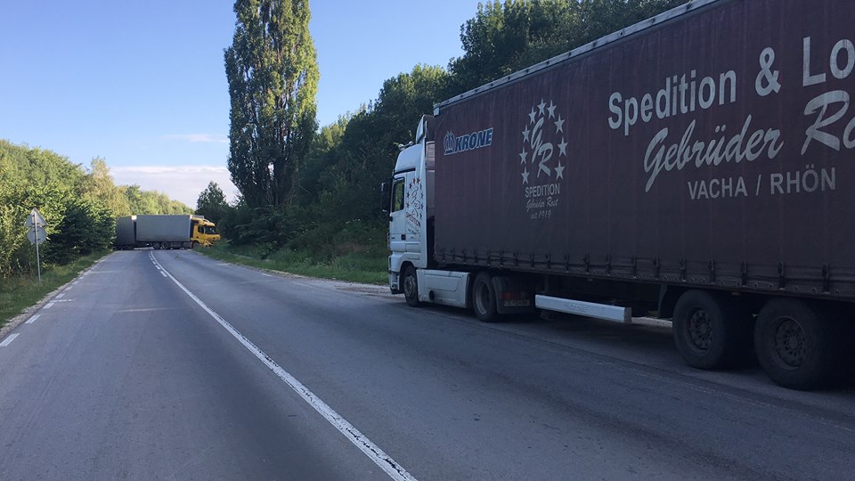 Турски шофьор обърна ТИР в дере край Монтана