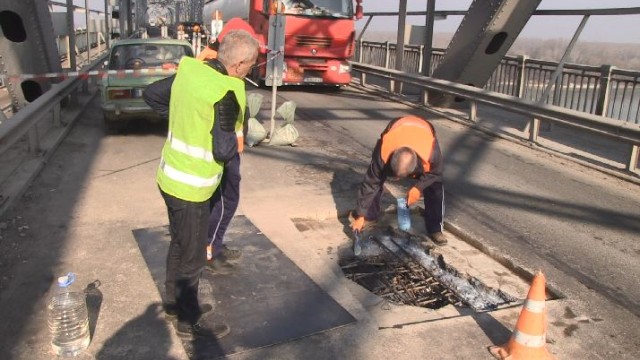 Опасна дупка зейна на Дунав мост