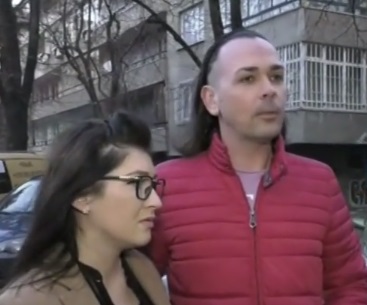 Мъж тормози съседите си в столичния квартал "Гео Милев", заплашва и удря с тесла по вратите на апартаментите